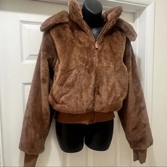 NWT Alo yoga Foxy Fur Expresso Brown  jacket  Size medium Limited Edition - Picture 4 of 9